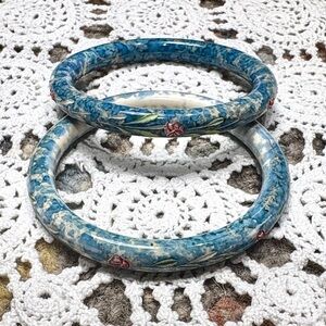 Vintage Blue Floral Lucite Bangle Bracelets – Set of 2